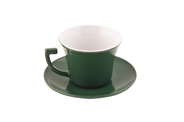 Une tasse verte vide isolée sur blanc