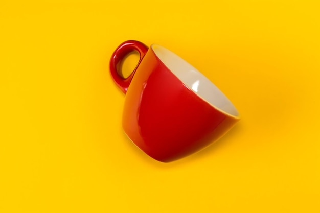 Tasse vide rouge sur fond jaune Vue d'en haut