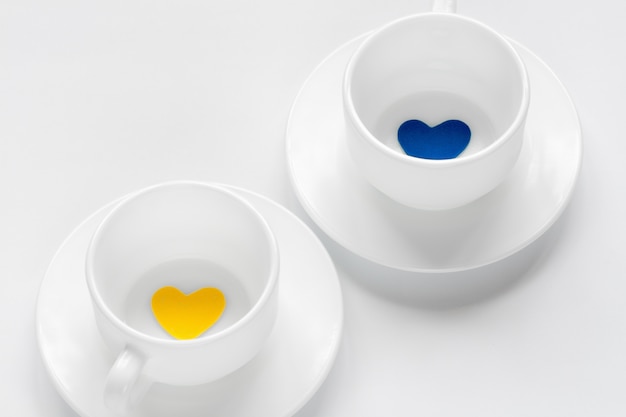 Tasse vide et soucoupe avec coeurs