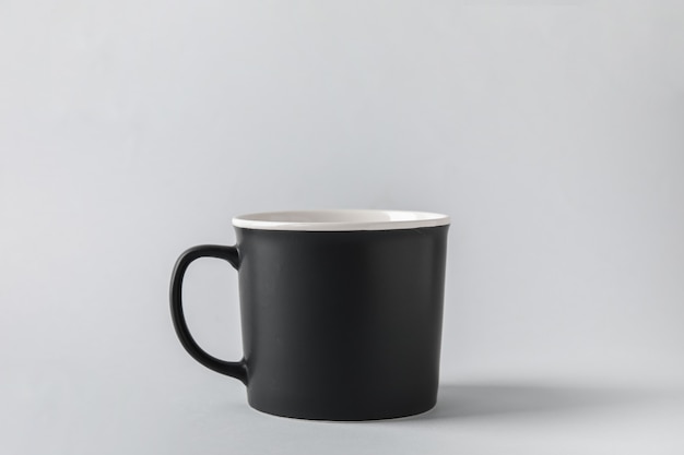 Tasse vide sur une surface claire