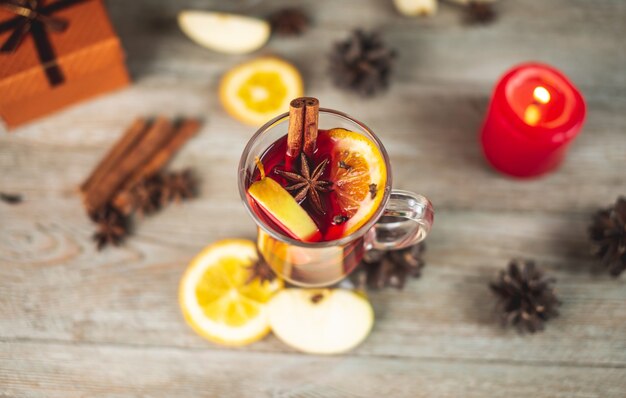 Tasse de vin chaud aromatique sur une table en bois