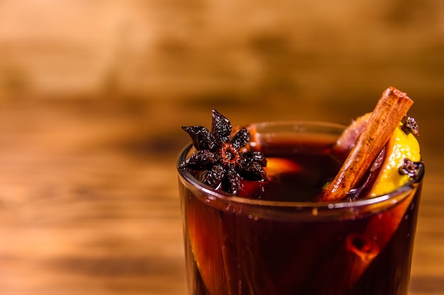 Tasse de vin chaud à la cannelle sur table en bois rustique