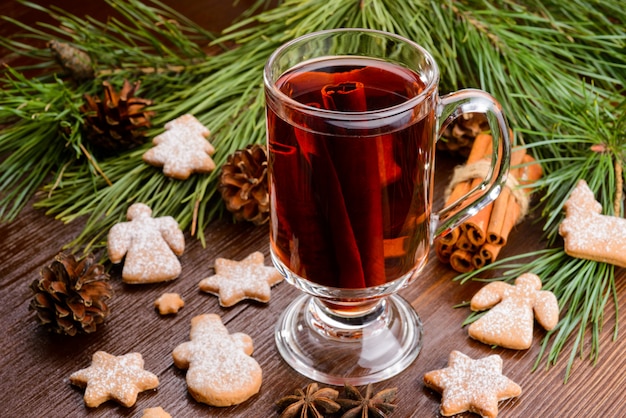 Tasse de vin chaud et cannelle