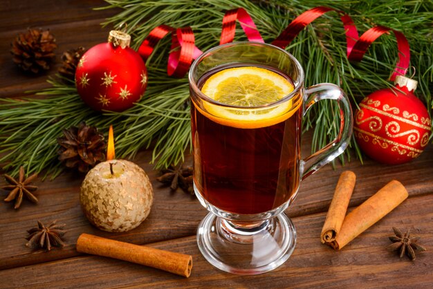 Tasse de vin chaud et cannelle