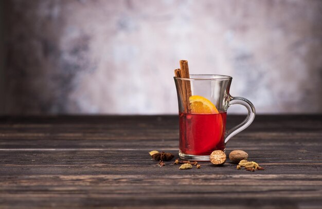 Tasse de vin chaud épicé et épices sur fond de bois