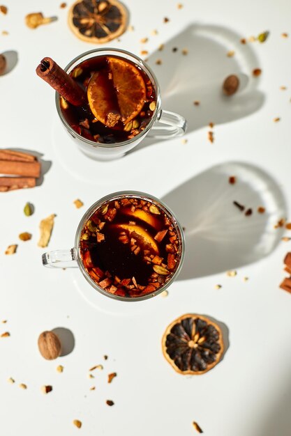 Tasse à vin rouge chaud de Noël aux épices et oranges