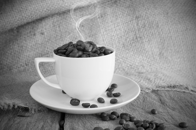 Tasse vintage de grains de café torréfiés dans les tons noir et blanc