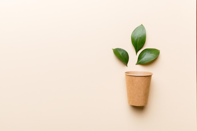 Tasse zéro déchet avec feuille verte, écologique, jetable, en carton, tasse à café écologique. vue de dessus avec espace de copie.