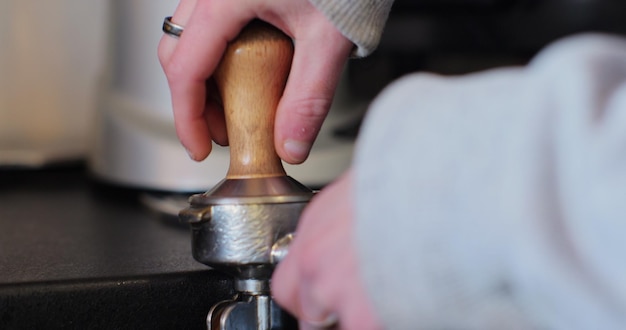 Tasser du café fraîchement moulu Faire du café noir frais Barista professionnel