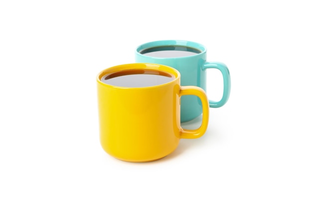 Tasses aux couleurs ukrainiennes isolées sur fond blanc