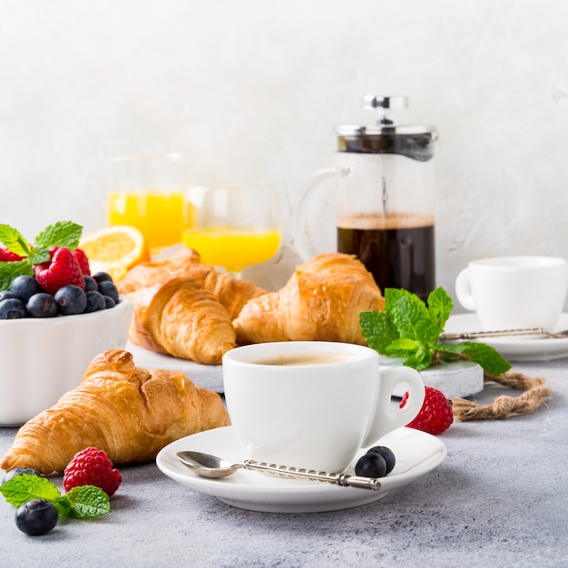 Photo tasses blanches de café et de croissants