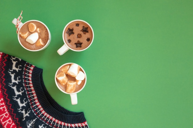 Tasses blanches avec chocolat chaud et guimauves