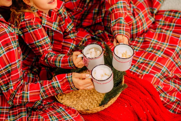 Tasses de cacao festives de Noël pour la famille