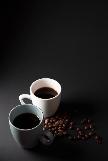 Tasses à café à angle élevé avec des haricots grillés