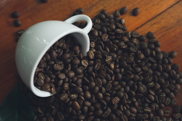 Tasses à café blanches et grains de café