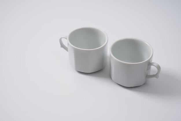 Tasses à café en céramique blanche sur fond blanc