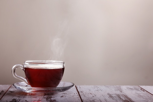 Tasses de café chaud sur fond gris