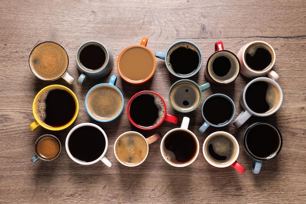 Tasses de café chaud sur une table en bois à plat