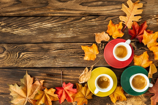 Photo tasses de café colorées avec espace de copie