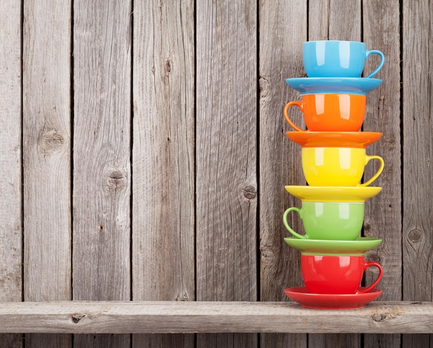 Tasses à café colorées sur étagère