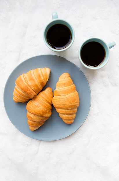 Tasses de café avec des croissants