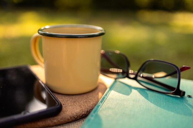 Tasses à café dans la cour et soleil du matin.