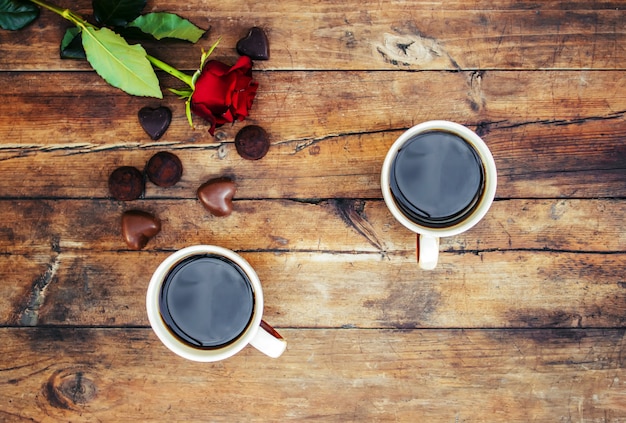 Tasses avec un café dans les mains des hommes et des femmes. Mise au point sélective.