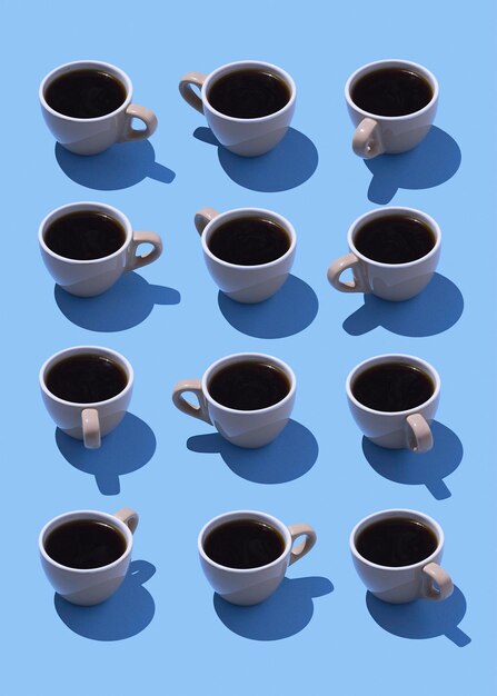 Tasses à café sur fond bleu clair, rendu 3D