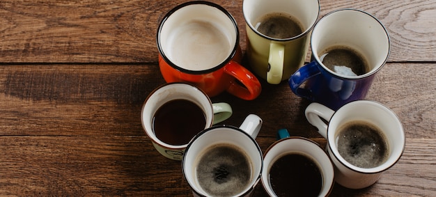 Tasses à café sur fond en bois