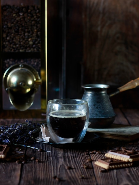 tasses à café sur fond sombre