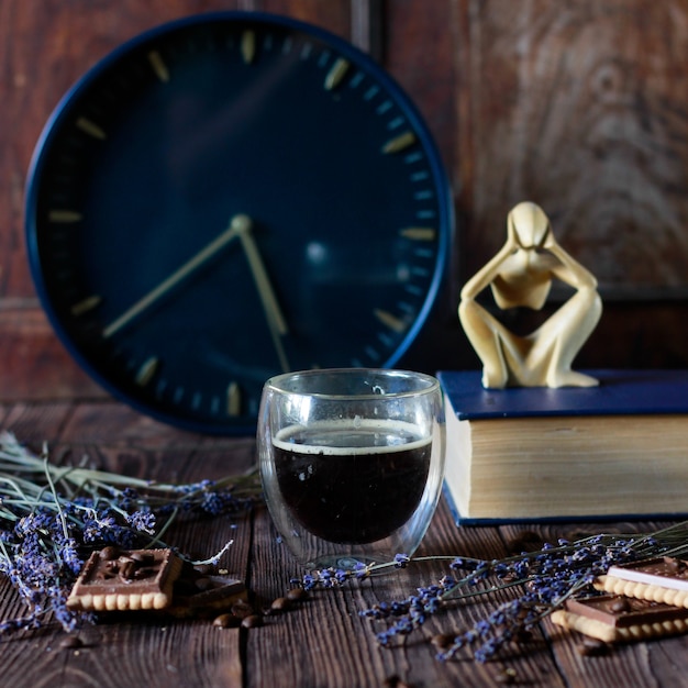 tasses à café sur fond sombre