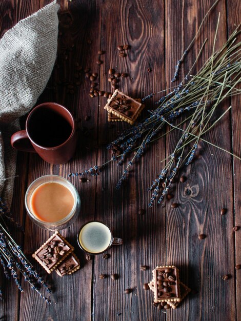 tasses à café sur fond sombre