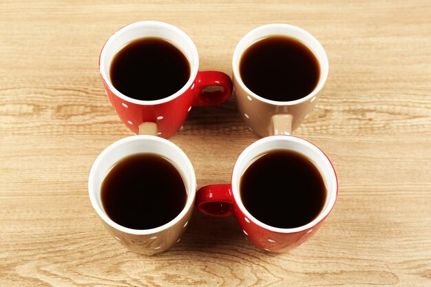 Tasses de café sur fond de table en bois