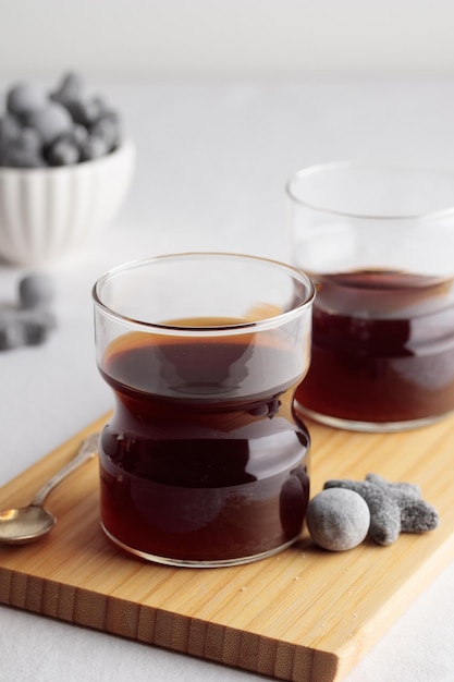 Tasses de café frais et bonbons à la réglisse sur tableau blanc