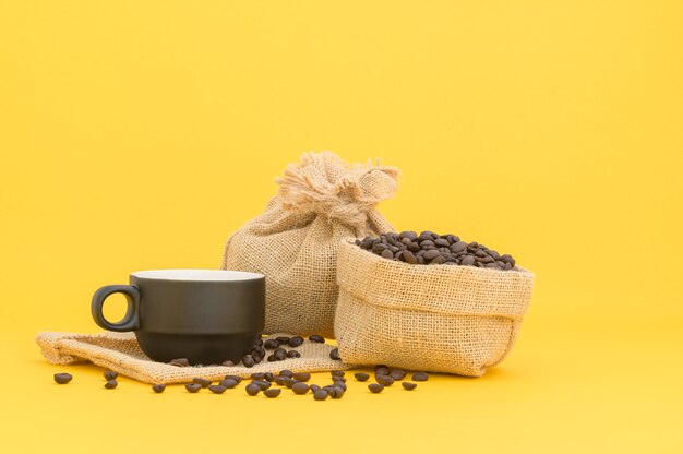 Tasses à café et grains de café, boissons énergisantes