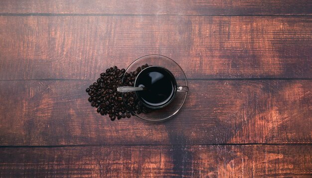 Photo les tasses à café et les grains de café fournissent de l'énergie