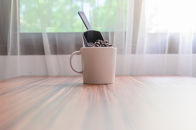 Tasses à café et grains de café pour booster l'énergie