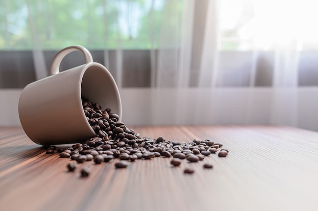 Tasses à café et grains de café pour booster l'énergie