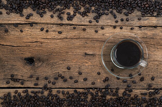 Des tasses à café et des grains de café sont sur le bureau