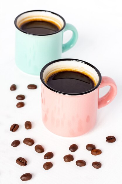 tasses avec café et grains de café