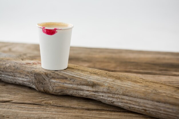 Tasses à café jetables avec marque de rouge à lèvres