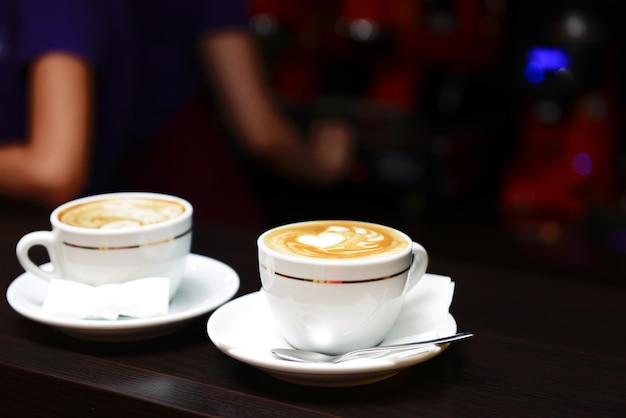 Tasses de café avec joli dessin au café