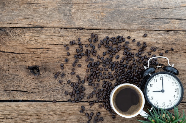 Tasses à café et montres à la vue de dessus de bureau