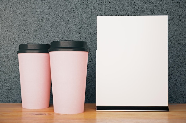 Tasses à café et panneau d'affichage vide