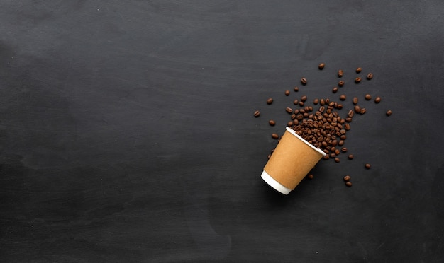 Tasses de café en papier sur bois noir