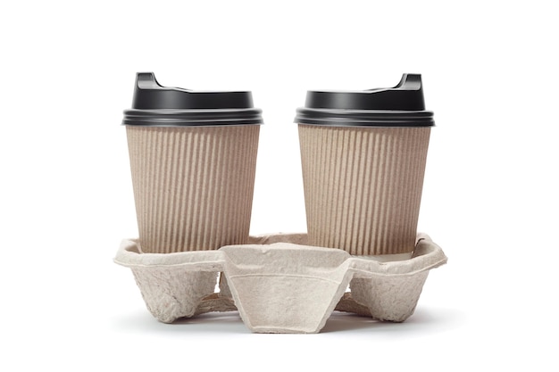 Tasses à café en papier avec bouchons noirs sur support en carton isolé sur fond blanc Café à emporter