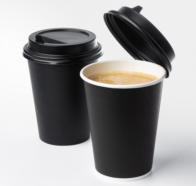 Tasses à café en papier isolés sur fond blanc. Fermer.