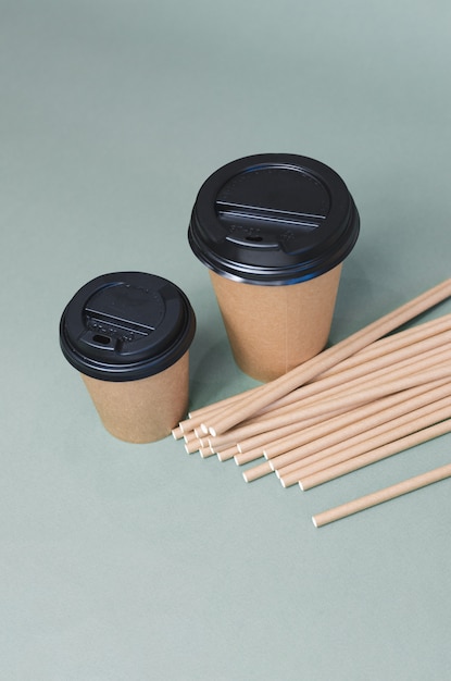 Tasses à café en papier avec de la paille en papier. Conception écologique. Zero gaspillage