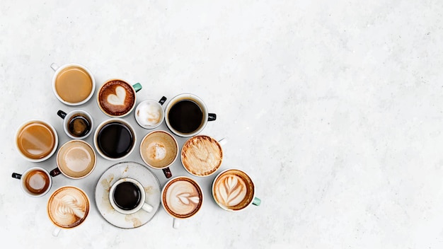 Tasses à café sur un papier peint texturé en marbre blanc