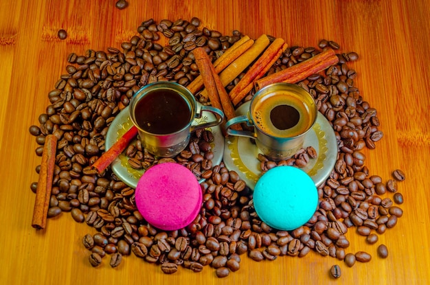 Tasses à café parmi les grains de café.